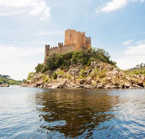 Barco de acesso ao Castelo de Almourol partindo do Cais de Tancos