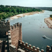 Tejo & Almourol Barco de acesso ao Castelo de Almourol partindo do Cais de Tancos