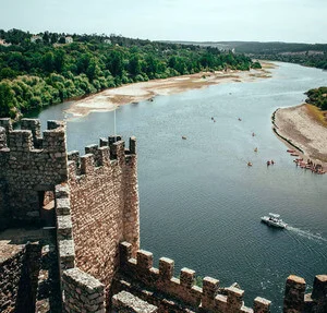 Barco de acesso ao Castelo de Almourol partindo do Cais de Tancos