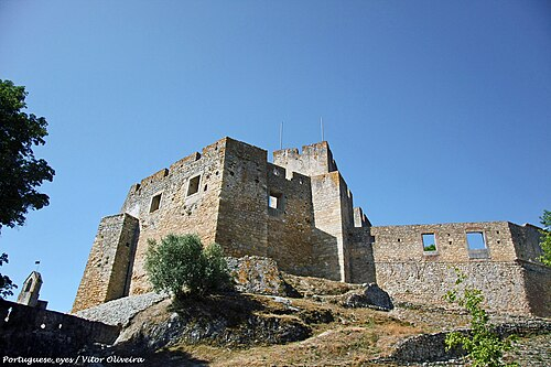 As muralhas do castelo templário de Tomar, no alto da colina sobre a cidade.