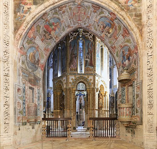 Interior da Charola, o oratório templário de planta redonda, com talha dourada e pintura mural.
