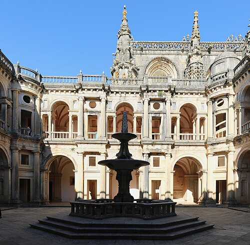 O Claustro de D. João III, dois pisos de arcadas renascentistas.